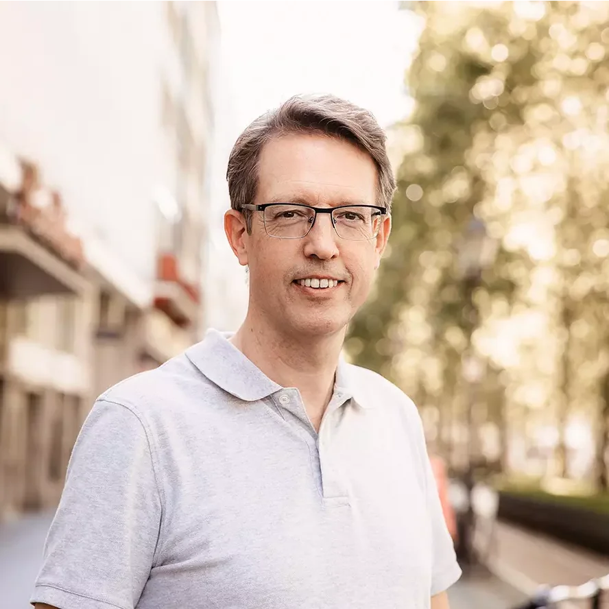 Portrait von Dr. Ralf Hinrichs vor der Praxis auf dem Kaiser-Wilhelm-Ring